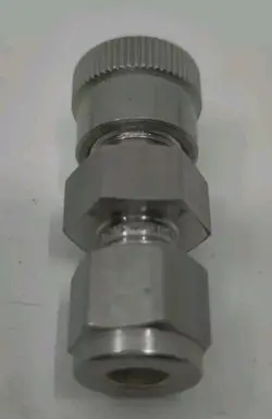 (1) SWAGELOK CAJON SS-4-UT-1-4 ULTRA-TORR VACUUM FITTING 1/4