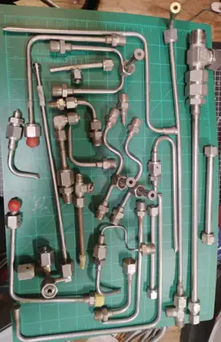 LARGE LOT STAINLESS STEEL SWAGELOK CAJON FITTINGS AND LINES 316 LAB RESEARCH 