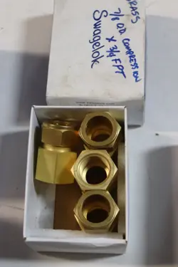 (LOT 4) 7/8 TUBE OD X 3/4 FNPT BRASS FEMALE CONNECTOR SWAGELOK B-1410-7-12