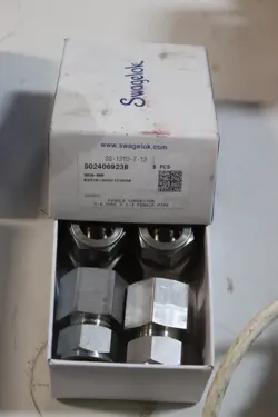 4 SWAGELOK STAINLESS STEEL CONNECTOR, 3/4