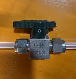 VáLVULA DE BOLA DE LA MARCA SWAGELOK, UTILIZADA PARA CONTROLAR  FLUJO DE FLUIDOS
