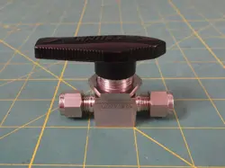 WHITEY / SWAGELOK SS-43S4 STAINLESS STEEL BALL VALVE   1/4