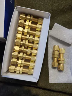 (20) SWAGELOK SS-400-61 BULKHEAD UNION 1/4” TUBE COMPRESSION FITTING BRASS
