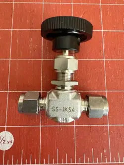 WHITEY SWAGELOK SS-1KS4 STAINLESS STEEL NEEDLE VALVE