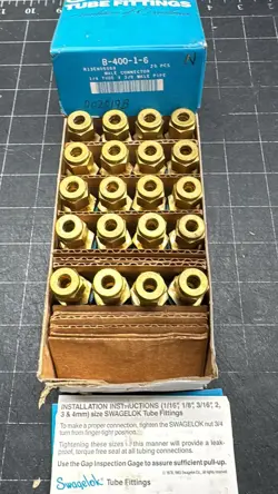 NEW 20 SWAGELOK MALE CONNECTOR B-400-1-6 BRASS 1/4