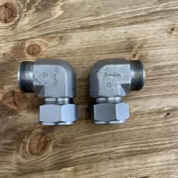 TWO SWAGELOK STAINLESS STEEL FITTINGS 316 DZU