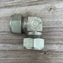 CRAWFORD SWAGELOK NINTY DEGREE FITTING