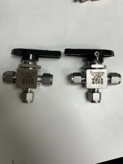 TWO (2) SWAGELOK SS-43GXS4 THREE WAY VALVES 316 STAINLESS