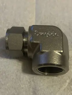SWAGELOK SS-1210-8-12 STAINLESS STEEL 3/4” TUBE FITTING 90 ELBOW 3/4” FNPT