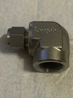 SWAGELOK SS-810-8-12 STAINLESS STEEL 1/2” TUBE FITTING 90 ELBOW 3/4” FNPT