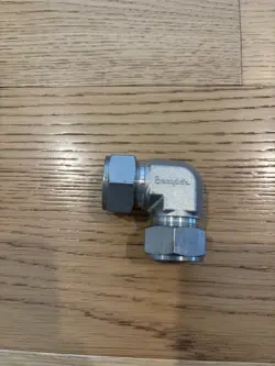 1 PC - SWAGELOK 1 IN. TUBE X 1 IN. TUBE UNION ELBOW #SS-1610-9