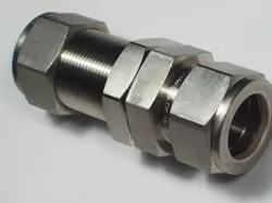 1 - SWAGELOK STAINLESS STEEL BULKHEAD UNION FITTING, 3/4
