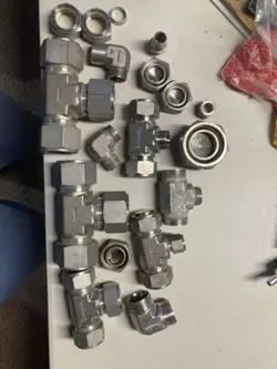 RANDOM ASSORTMENT OF SWEDGELOCK FITTINGS