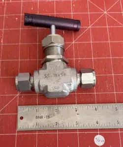 SWAGELOK STAINLESS STEEL SS-18VS8 NEEDLE VALVE