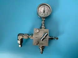 SWAGELOK SS-V2BFS-8 STAINLESS STEEL 2-VALVE INSTRUMENT MANIFOLD W/ 15PSI GAUGE