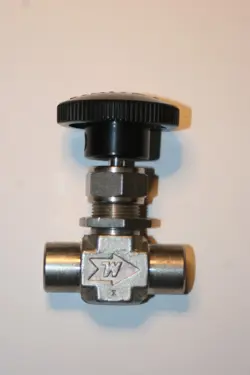 1/4 FNPT 316SS  INTEGRAL BONNET NEEDLE VALVE WHITEY SWAGELOK SS-1KF4