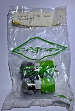 2, BRAND NEW SWAGELOK SS-8-UT-1-8 STAINLESS STEEL ULTRA-TORR VACUUM FITTING FNSP