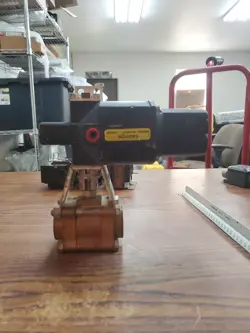 SWAGELOK WHITEY SPRING RETURN ACTUATOR MODEL 133 SR W/BRASS BALL VALVE (VR16)