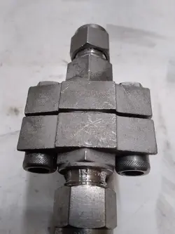 SWAGELOK WHITEY BALL VALVE SS-33VS6