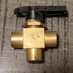 WHITEY SWAGELOK BRASS 3 WAY BALL VALVE B-43XF4 1-PIECE 40 SERIES 1/4 FNPT *NOS*