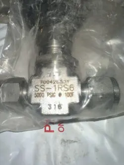 NEW SWAGELOK STAINLESS STEEL INTEGRAL BONNET NEEDLE VALVE, 3/8
