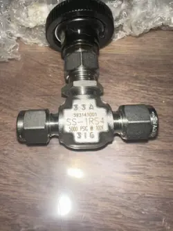 NEW SWAGELOK STAINLESS STEEL INTEGRAL BONNET NEEDLE VALVE, 1/4