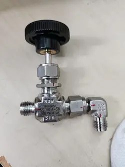 USED SWAGELOK 1/4” STAINLESS STEEL INTEGRAL BONNET NEEDLE VALVE SS-1RS4 5000PSIG