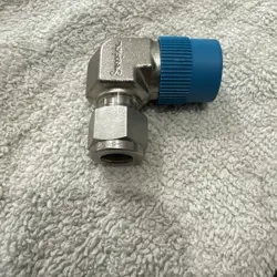 SWAGELOK MALE CONNECTOR ELBOW 3/8 IN. TUBE OD X 1/2 IN. MALE NPT SS-600-2-8