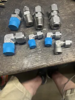 LOT OF 8 SWAGELOK STAINLESS STEEL FITTINGS