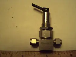 SWAGELOK NUPRO BELLOWS SEALED TOGGLE VALVE, SS-4BKT, 1/4 SWAGELOK  IN-OUT