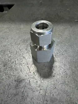 SWAGELOK FEMALE CONNECTOR 1/2 IN. TUBE OD X 1/2 IN. FEMALE NPT SS-810-7-8