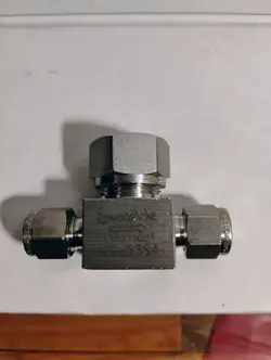 SWAGELOK SS-53S4 STAINLESS STEEL LIFT CHECK VALVE 1/4
