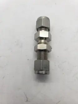 SWAGELOK SS-400-61 STRAIGHT UNION BULKHEAD STAINLESS STEEL 1/4