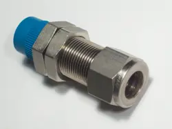 1 SWAGELOK STAINLESS STEEL BULKHEAD CONNECTOR, 1/2
