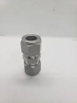 SWAGELOK SS-600-6 TUBE FITTING STRAIGHT UNION 3/8