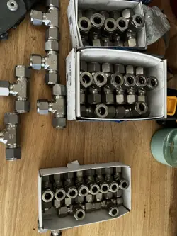 1 - SWAGELOK STAINLESS STEEL TEE UNION FITTING EACH