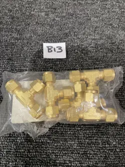 (6) SWAGELOK B-400-3 BRASS  TUBE FITTING, UNION TEE, 1/4 IN. TUBE OD