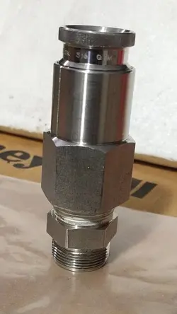 SWAGELOK QTM8 QUICK CONNECTS STAINLESS STEEL PTFE SEALED 3/4 INCH TRANSMITTER