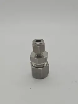 SWAGELOK SS-810-6-4  REDUCING UNION, 1/2 IN TUBE OD X 1/4 IN.