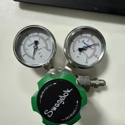SWAGELOK GAS REGULATOR