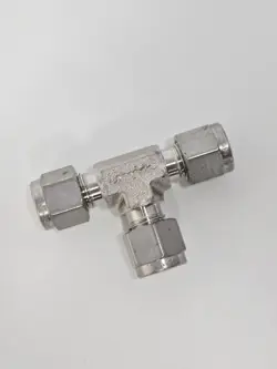 1- SWAGELOK SS-400-3 UNION TEE 1/4 TUBE 3 PORTS NEW