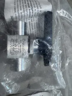 SWAGELOK SS-43F4 VALVE 2 NEW