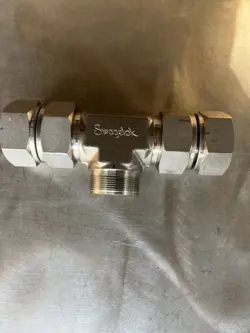 SWAGELOK STAINLESS STEEL UNION TEE FITTING, 1