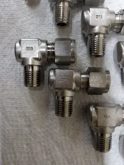 SWAGELOK FITTINGS 316SS 90DEG 1/4 NPT TO 1/4 COMP