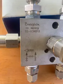 SWAGELOK SS-V3NBF8 INSTRUMENT MANIFOLD VALVE