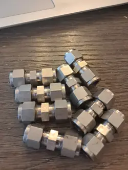 SWAGELOK STAINLESS 316 3/8 TUBE TO 3/8  TUBE STRAIGHT.