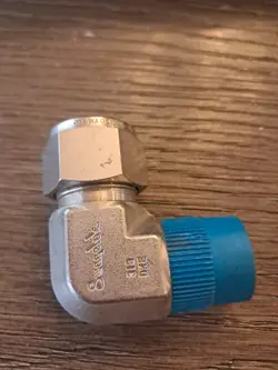 SWAGELOK SS 5/8 TUBE OD X 1/2 NPT 90 DEGREE ELBOW