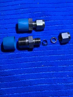 LOT OF 2 SWAGELOK SS CONNECTOR FITTINGS 1/4' TUBE X 3/8 MNPT, SS-400-1-6