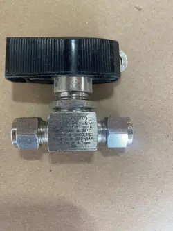 NOS SWAGELOK/WHITEY 2 PORT BALL VALVE W/LOCKING HANDLE, 3/8