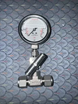 SWAGELOK 316SS PRESSURE GAUGE TUBE AND CONNECTION 0-100PSI SWAGELOK 20VM4 VALVE